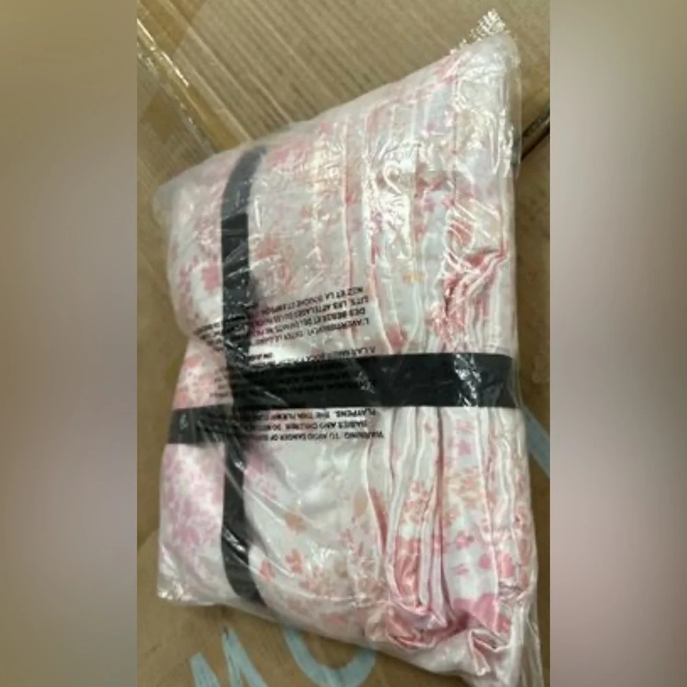 Betsey Johnson Queen Duvet Cover Set Satin Butterfly Garden Pink - Picture 3 of 3